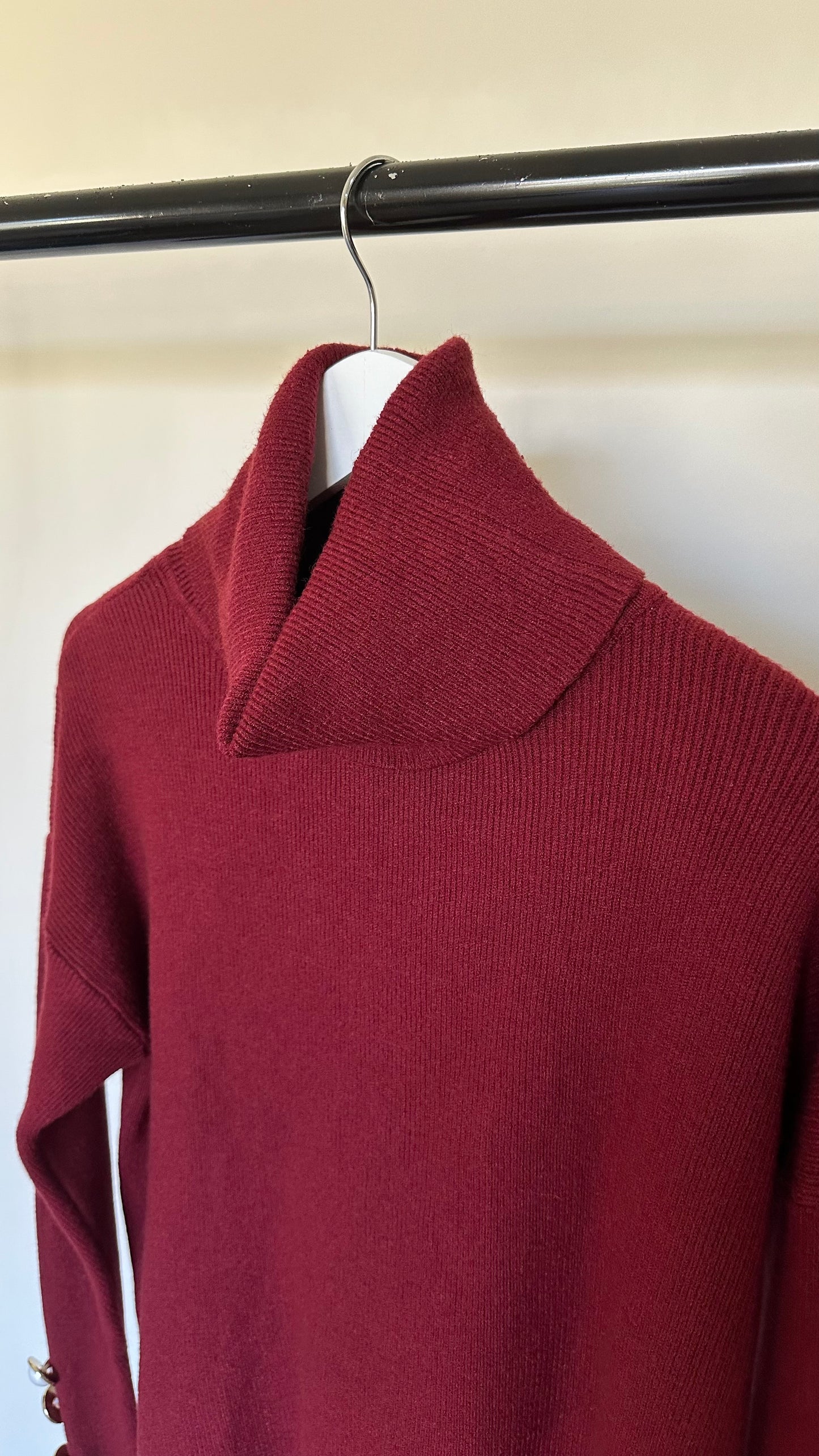 Camisola bordeaux com detalhes na manga